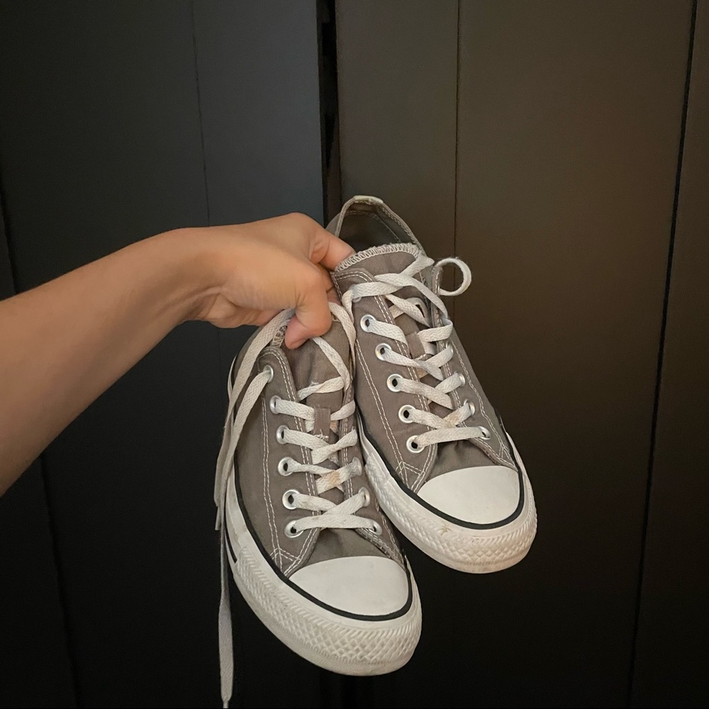Grey low top converse